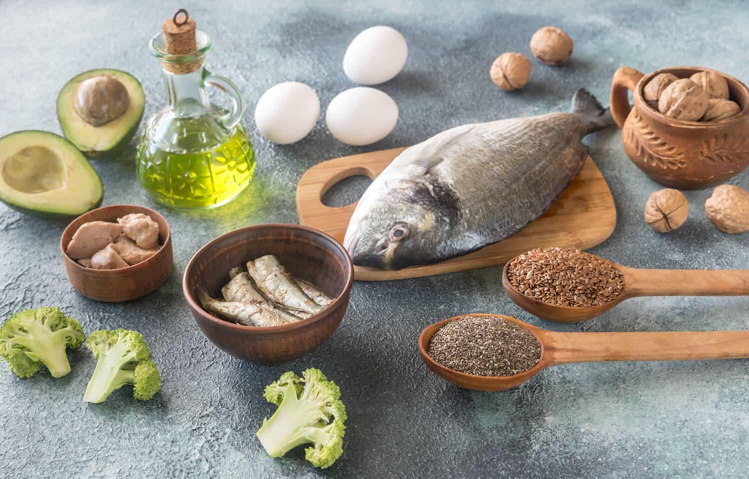 Omega-3代表性食物:鮭魚、鯖魚、鱸魚、沙丁魚、亞麻籽、奇亞籽、核桃、青花菜、酪梨