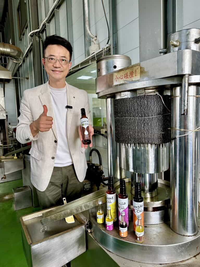 王明勇老師在製油廠展示冷壓初榨的健康食用油